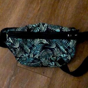 Fanny pack decorated leaves